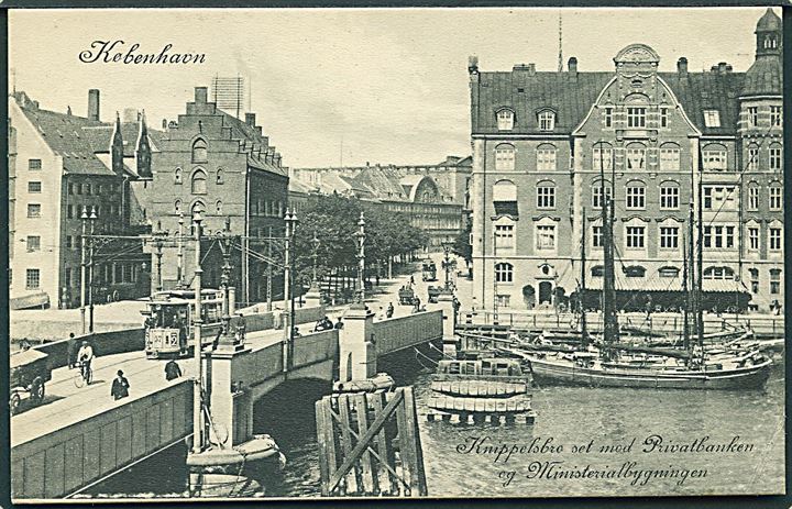Knippelsbro med sporvogn linie 2, no. 57, København.  Privatbanken og Ministerialbygningen ses i baggrunden. 