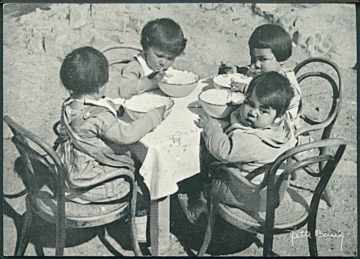 Der er 3 børnesanatorier i Grønland. Her er de yngste fra sanatoriet i Umanak ved middagsmaden, Grønland. Red Barnets kaldender 1951. Fotograf Jette Bang. 