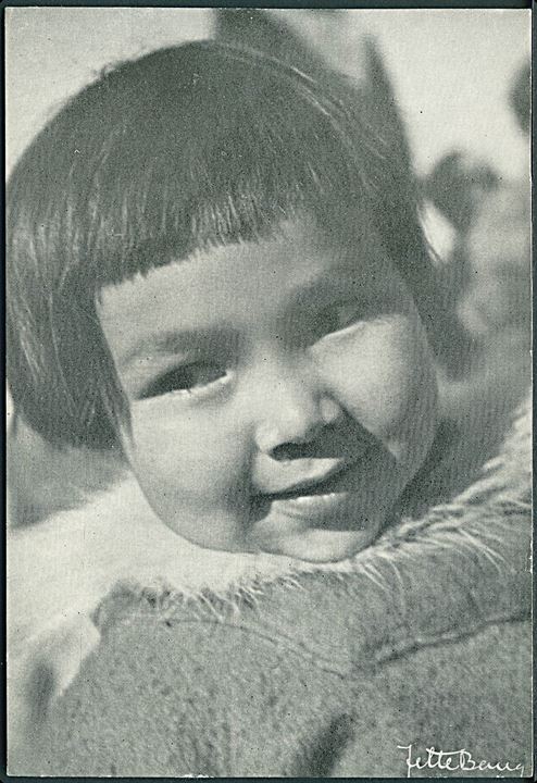 Lille pige fra fåreavlsdistriktet ved Julianehåb, Grønland. Red Barnets kaldender 1951. Fotograf Jette Bang. 