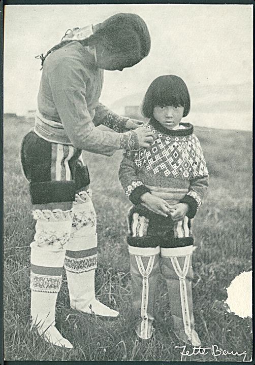 Søstre fra Upernavik i deres stiveste puds, Grønland. Red Barnets kaldender 1951. Fotograf Jette Bang. 