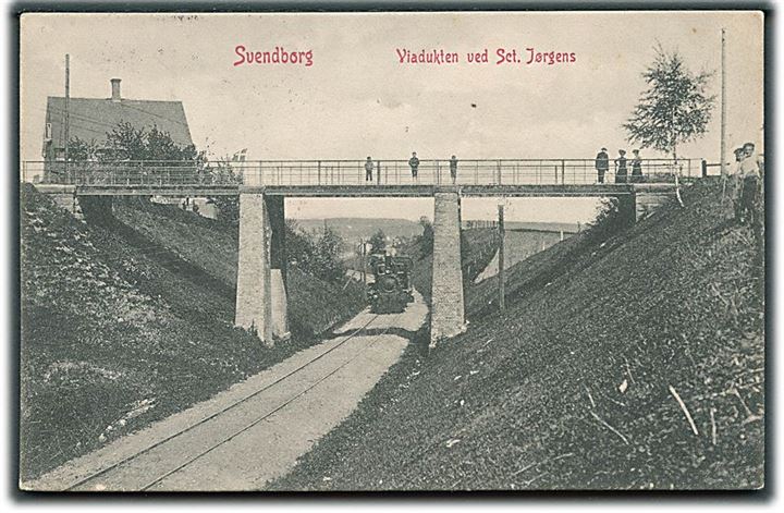 Svendborg, tog kører under viadukten ved Sct. Jørgens. Warburg no. 994. Kvalitet 8