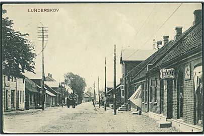 Lunderskov, gadeparti fra med S. J. Lund skomager. P. Hansen no. 2890. Kvalitet 7