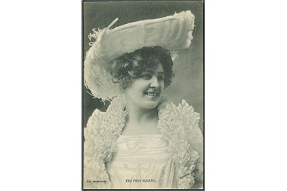 Skuespillerinden Fru Friis - Hjorth iført stor hvid hat. Stenders no. 4109. 