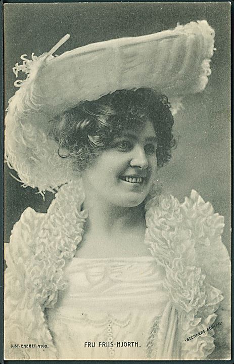 Skuespillerinden Fru Friis - Hjorth iført stor hvid hat. Stenders no. 4109. 