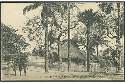 Un coin de Village. Afrique Occidentale Francaise. No. 377. (Mærke efter opklæbning). 