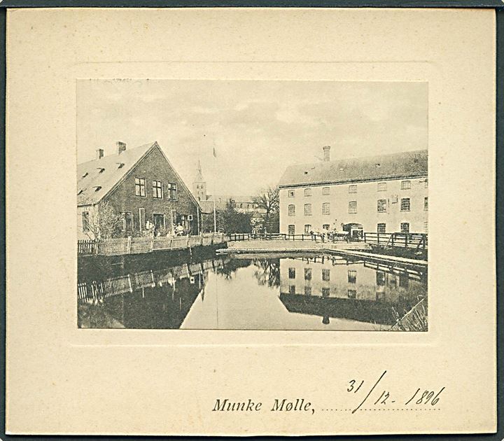Odense, Munke Mølle. Lille billede (5x8 cm) indsat på kort dateret 31/12-1896. 