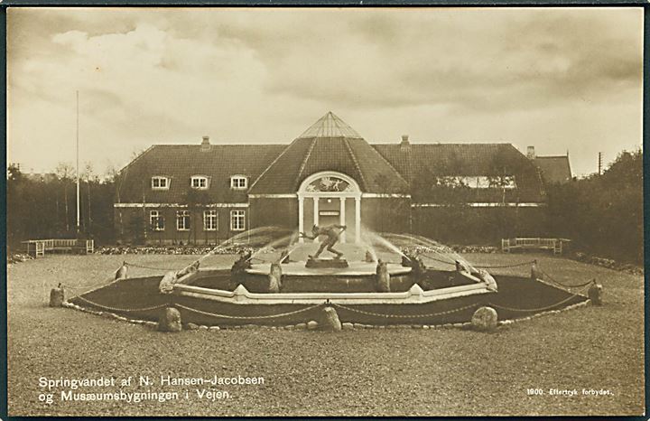 Springvandet af N. Hansen - Jacobsen og Musæumsbygning i Vejen. Fotokort no. 1900. 