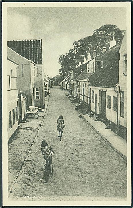 Gadeparti i Ærøkøbing. Rudolf Olsens Kunstforlag no. 3882. 