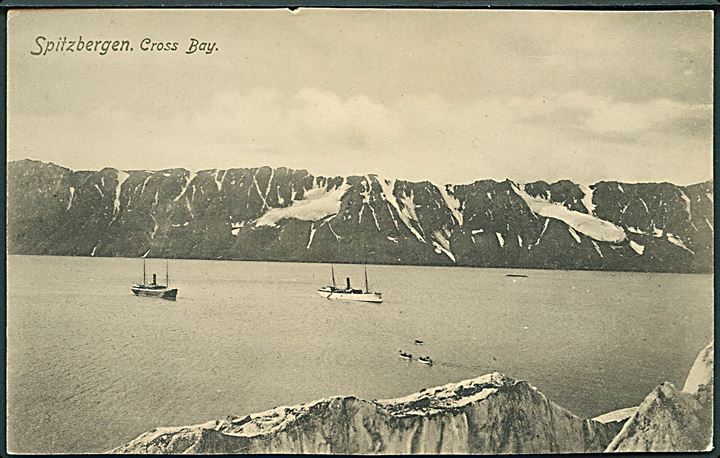 Svalbard. Turistskibe ved Cross Bay. O. Svande, Bergen 1911. No. 476. Lille skade i toppen.