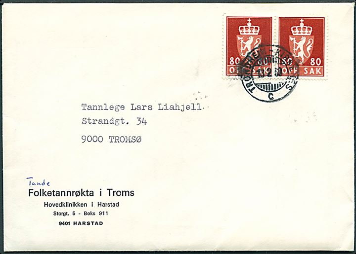 80 øre Off. Sak. tjenestemærker i parstykke på fortrykt kuvert fra Harstad annulleret med sejlende bureaustempel Trondheim - Kirkenes C d. 13.2.1980 til Tromsø.