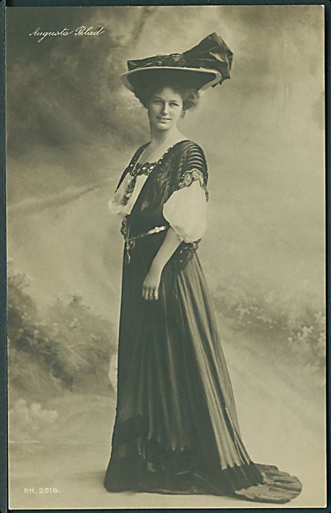 Augusta Blad (1871-1953), skuespillerinde som bl.a. medvirkede i over 30 danske stumfilm i årene 1911-1919. Paul Heckscher no. 2016.