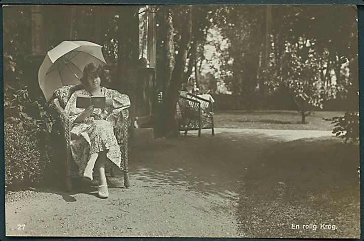 En rolig krog.  Kvinde sidder og læser i en bog. Fotokort no. 27. S. N. Philipson. 
