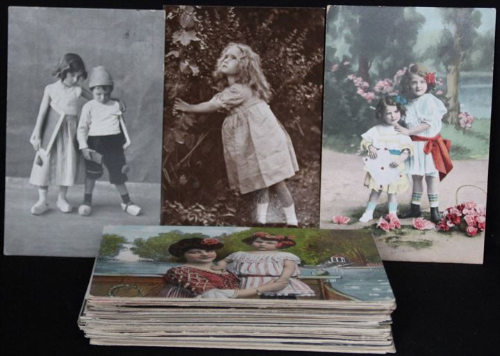 Børn. 50 ældre fotografiske og tegnede postkort. Flere med frimærker. 