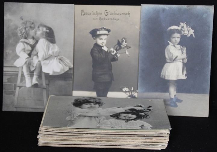 Børn. 50 ældre fotografiske og tegnede postkort. Flere med frimærker. 