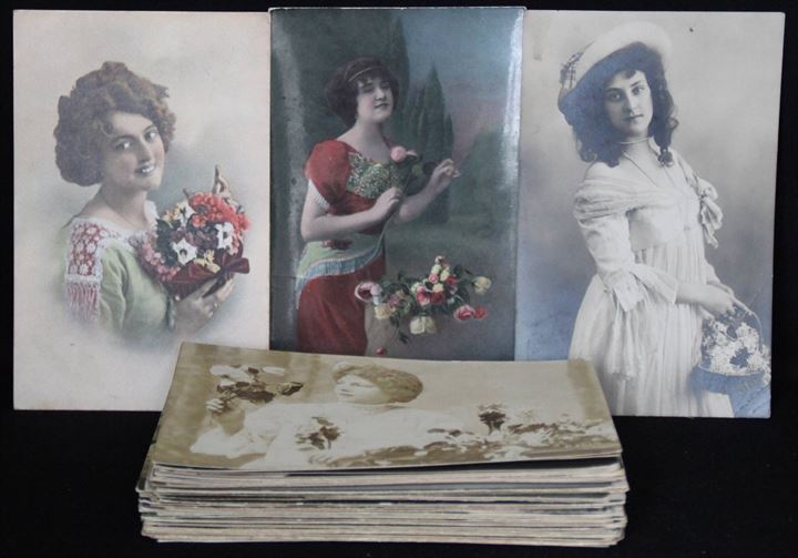 Skønne damer. 50 ældre fotografiske og tegnede postkort. Flere med frimærker. 