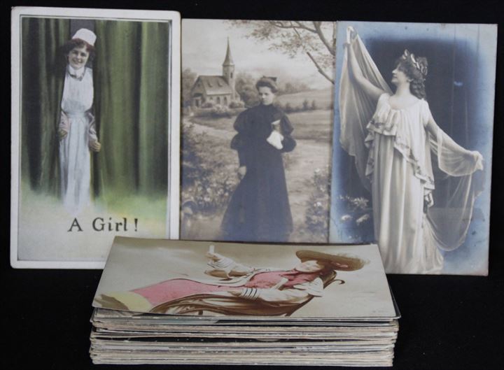 Skønne damer. 50 ældre fotografiske og tegnede postkort. Flere med frimærker. 