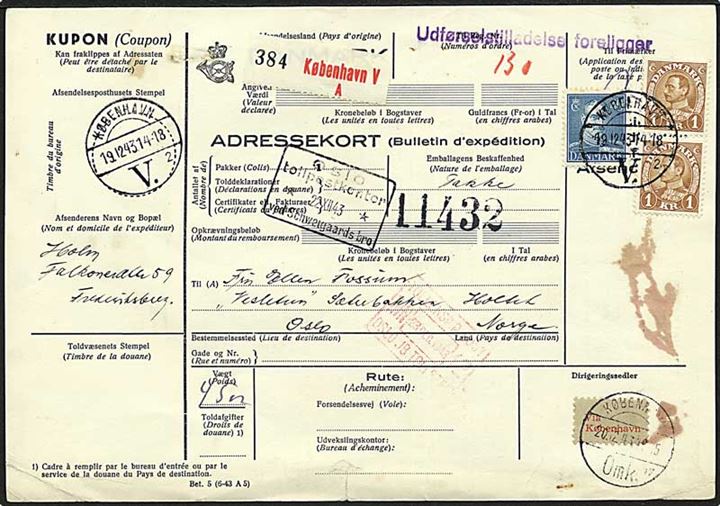 40 øre og 1 kr. Chr. X i parstykke på 2,40 kr. frankeret internationalt adressekort for pakke fra København V. d. 19.12.1943 til Oslo, Norge. Liniestempel: Udførselstilladelse foreligger.