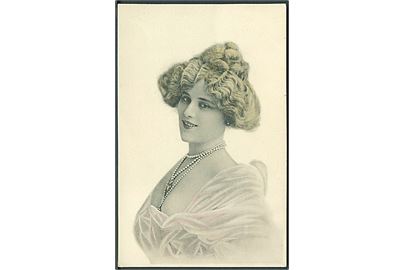 Kvinde med håret sat op, halskæde og lyst/lyserødt stof omkring sig. Serie 81. 