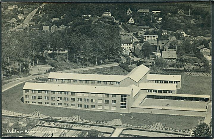 Odder, Kommuneskolen ses fra luften. Stenders no. 44 714/417. 