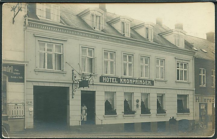 Hillerød, Hotel Kronprinsen og Fotohandel. Fotokort no. 408213. 