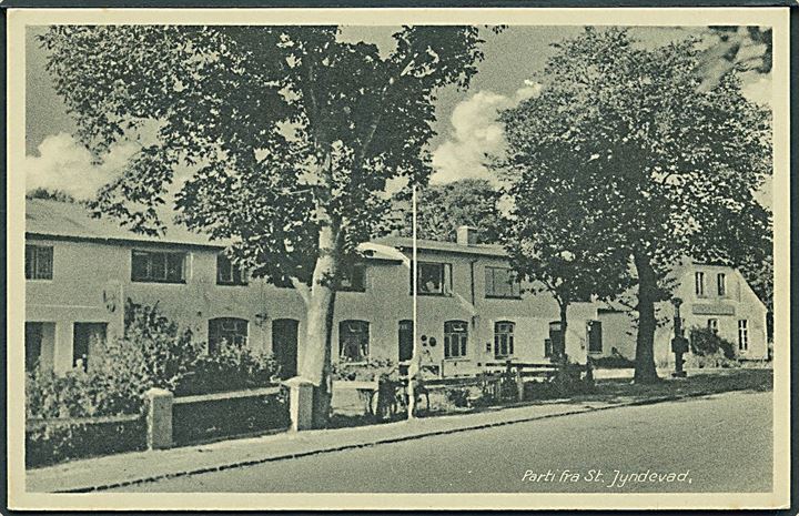 St. Jyndevad, med (Hotel?) og benzinstander. Langer Andersen & Co. no. 2854. 