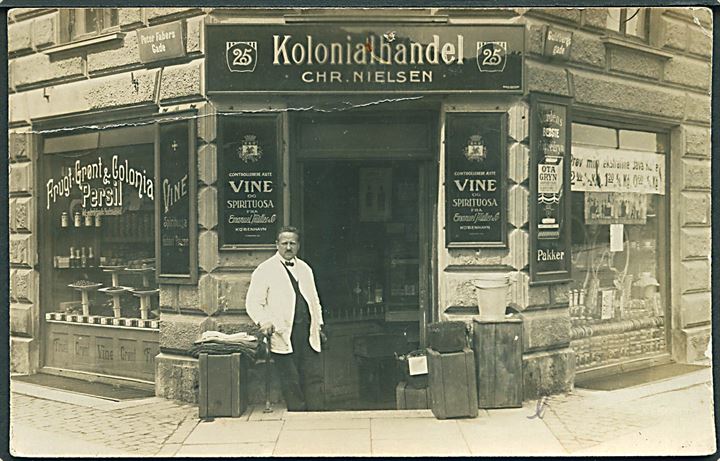 København. Facade på hjørnet af Peter Fabers Gade og Guldbergsgade no. 25: Kolonialhandel - Chr. Nielsen. Fotokort no. 4086?6. (Knæk & nålehul). 