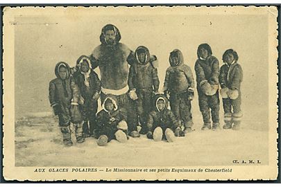 Aus Glaces Polaires. Fransk missionær med eskimobørn fra Chesterfield. U/no.