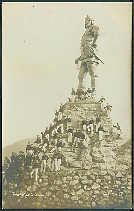 Fridtjofstatuen ved Vangsnes i Vik med tyske marinesoldater. Statuen blev skænket af den tyske kejser Wilhelm II og rejst d. 31.7.1913. Mittet & Co. u/no.