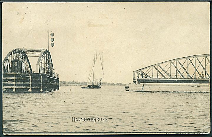 Hadsundbroen åbnet for passage af sejlskib. Stenders no. 14367.