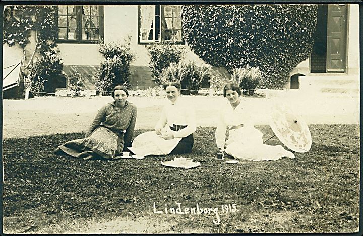 Lindeborg 1915. Kvinder sidder i haven. Fotokort u/no. 