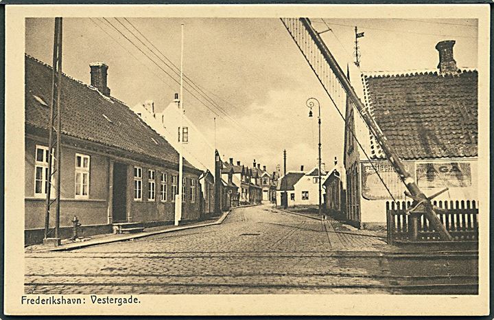 Frederikshavn. Jernbaneoverskæring i Vestergade. Herluf W. Jensen u/no. 