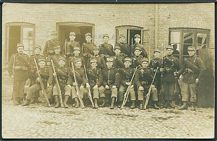 Soldatergruppe på gårdsplads. Sendt fra soldat ved 6. Batl. i Aalborg 1916. Fotokort u/no.