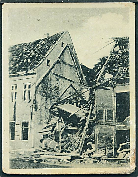 Aalborg, bombeskader efter RAF angrebet på tyske skibe i havnen d. 8.7.1940. På bagsiden trykt: Eneret Postbox 199, Aalborg. Fra serie med 10 kort. (7x9 cm) uden adresselinier. Noget slidt. 