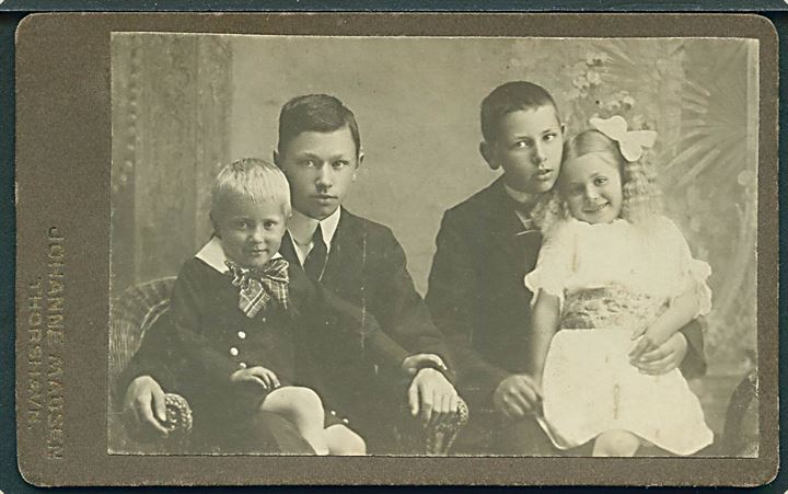 Færøerne. Portræt foto med 4 børn. Kabinet kort fra Fotograf Johanne Madsen, Thorshavn.