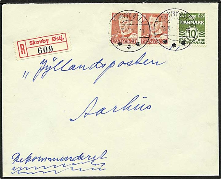 10 øre Bølgelinie og 30 øre Fr. IX (par) på anbefalet brev fra Skovby Østj. d. 18.3.1957 til Aarhus.