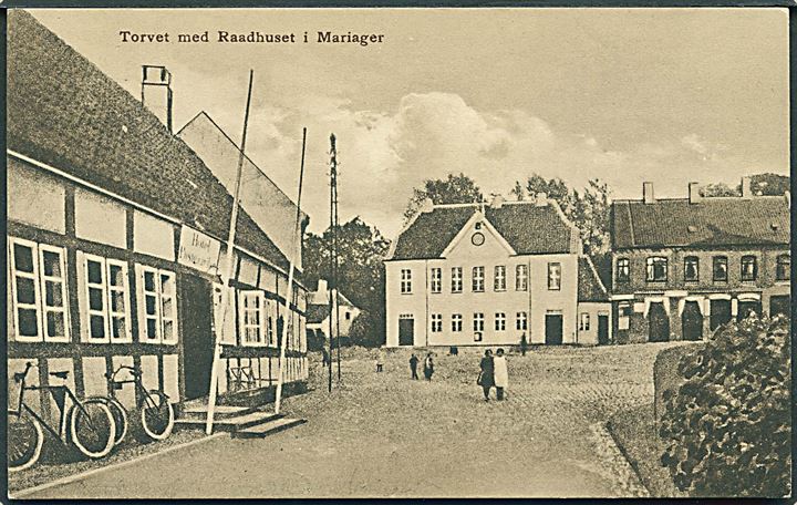 Mariager torv med Raadhuset og Hotel Postgaarden. Paul Nielsens Forlag no. 280694. 