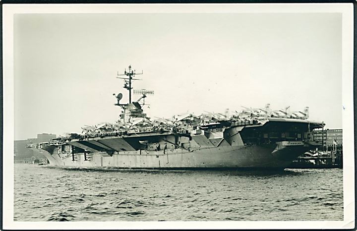 USS Randolph (CVS-15), amerikansk hangarskib i Hamburg. Fotokort u/no. Frankeret 8 cents og annulleret med skibsstempel USS Randolph (CVS-15) d. 4.7.1966 til Hamburg.