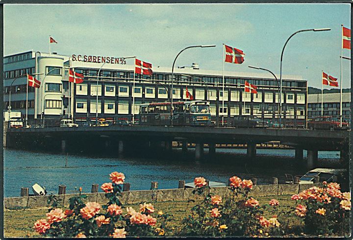 Randers, Bus på vej over broen. S. C. Sørensen A/S ses i baggrunden. Hubert Erichsens Kunstforlag no. 5050. 