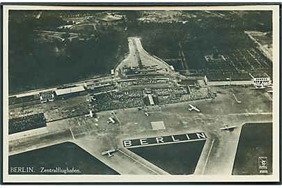 Berlin Zentralflughafen med flyvere. Luftfoto fra 450 meters højde. Klinke & Co. u/no.