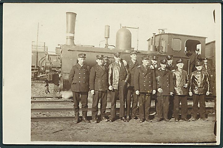 DSB personale ved damplokomotiv. Fotokort u/no. Kvalitet 7