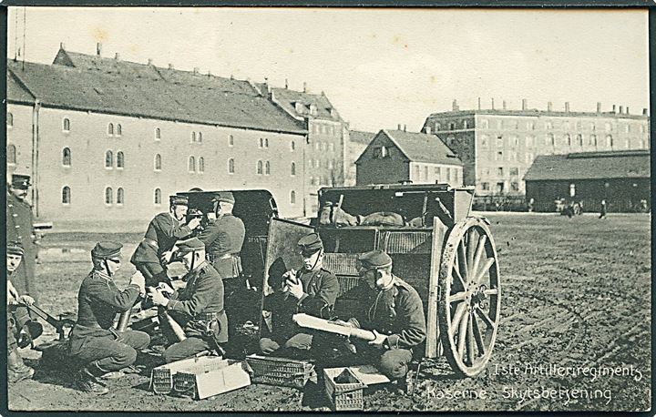 Købh., 1ste Artilleriregiments Kaserne, skytsbetjening. Stenders no. 21301. Kvalitet 8