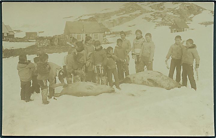 Arsuk, eskimokvinder flænser sæler. Fotokort u/no. Kvalitet 7