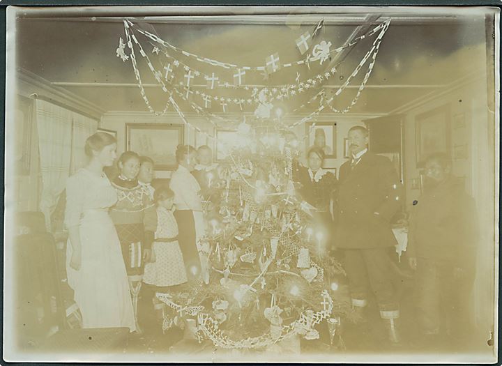 Arsuk, juletræsfest hos udstedsbestyrer Julius Petersen. Foto 12½x18 cm. Kvalitet 7
