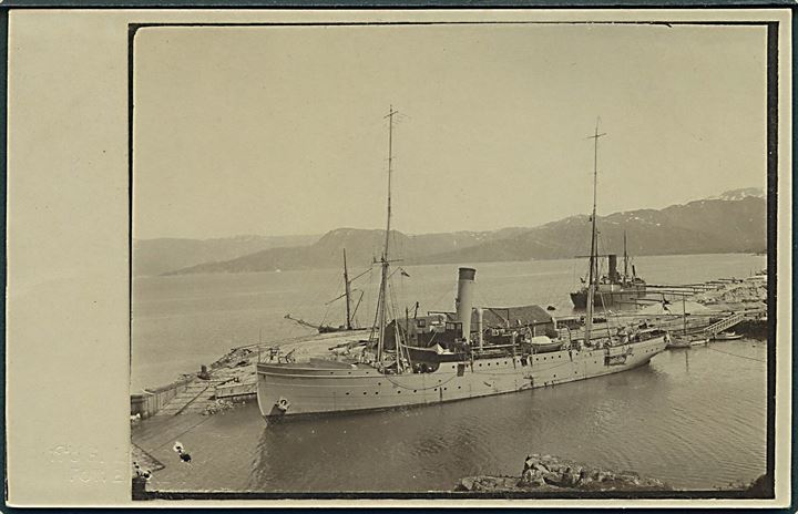 “Islands Falk”, inspektionsskib ved Ivigtut ca. 1923. Fotokort u/no. Kvalitet 8