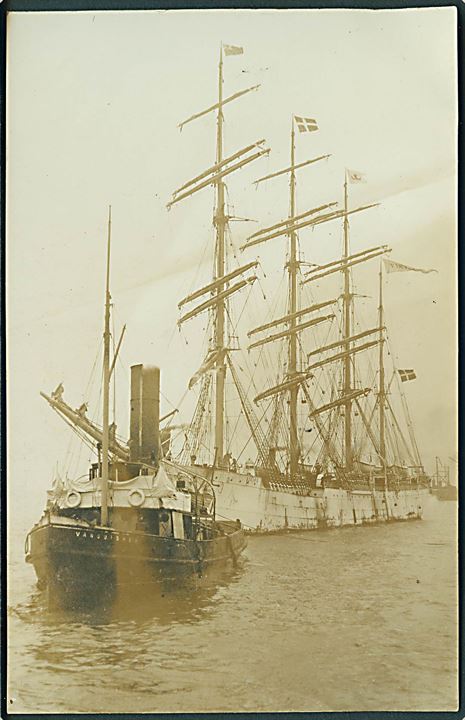 “Viking”, 4-mastet bark, skoleskib og britisk slæbebåd “Vanquisher”. Fotokort u/no. Kvalitet 9