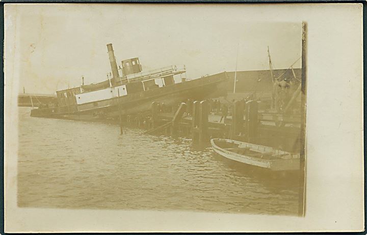 “Esbjerg”, S/S, Fanø-færgen kastet på land i Esbjerg under stormfloden d. 3.-4.12.1909. Fotokort u/no. Kvalitet 7
