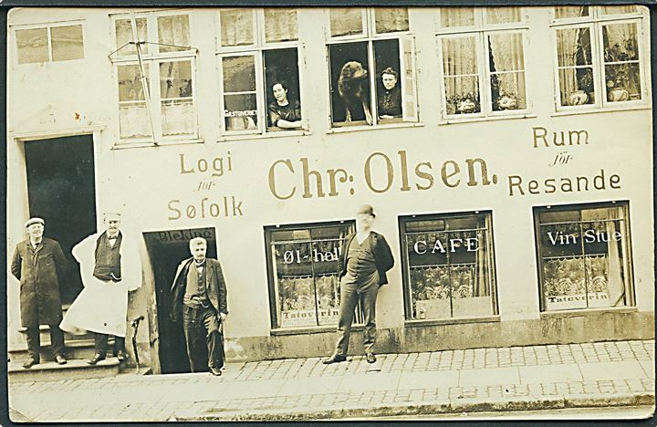 Købh. Toldbodgade, facade af Chr. Olsen’s “Logi for Søfolk” og Café “Blekinge”. Fotokort u/no. Kvalitet 7