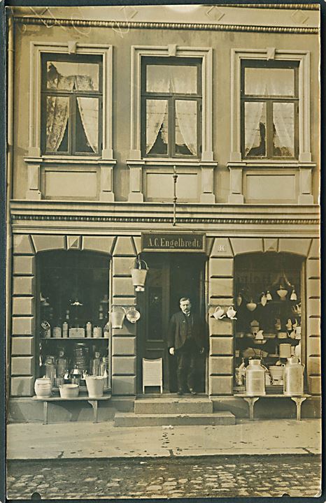 Herning, Bredgade 14 med facade af A. C. Engelbredt’s køkkenudstyrs-forretning. Fotokort u/no. Kvalitet 8