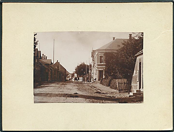 Aarup, Bredgade med Lauritz J. Grundahl’s købmands-handel (1887-97). Katonkort med foto 4½x7 cm. Kvalitet 9