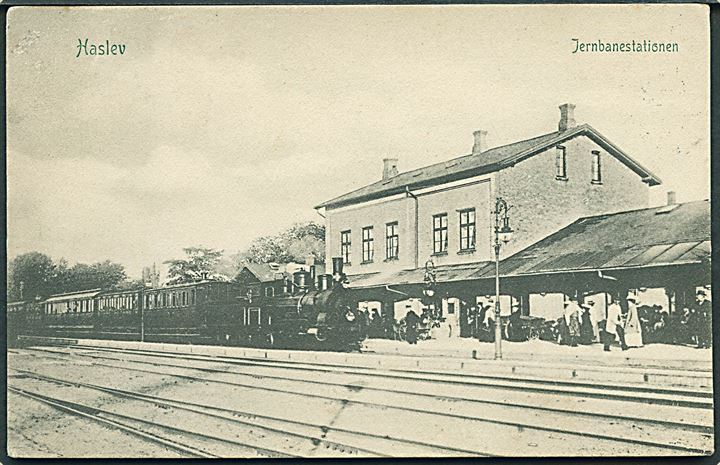 Haslev jernbanestation med damplokomotiv. P. Alstrup no. 2172. Kvalitet 8